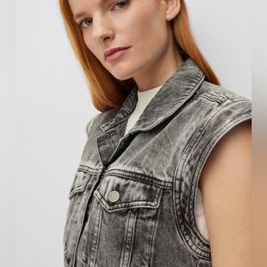 BOSS
SLEEVELESS JACKET IN LIGHT-GREY DENIM WITH TIE BELT